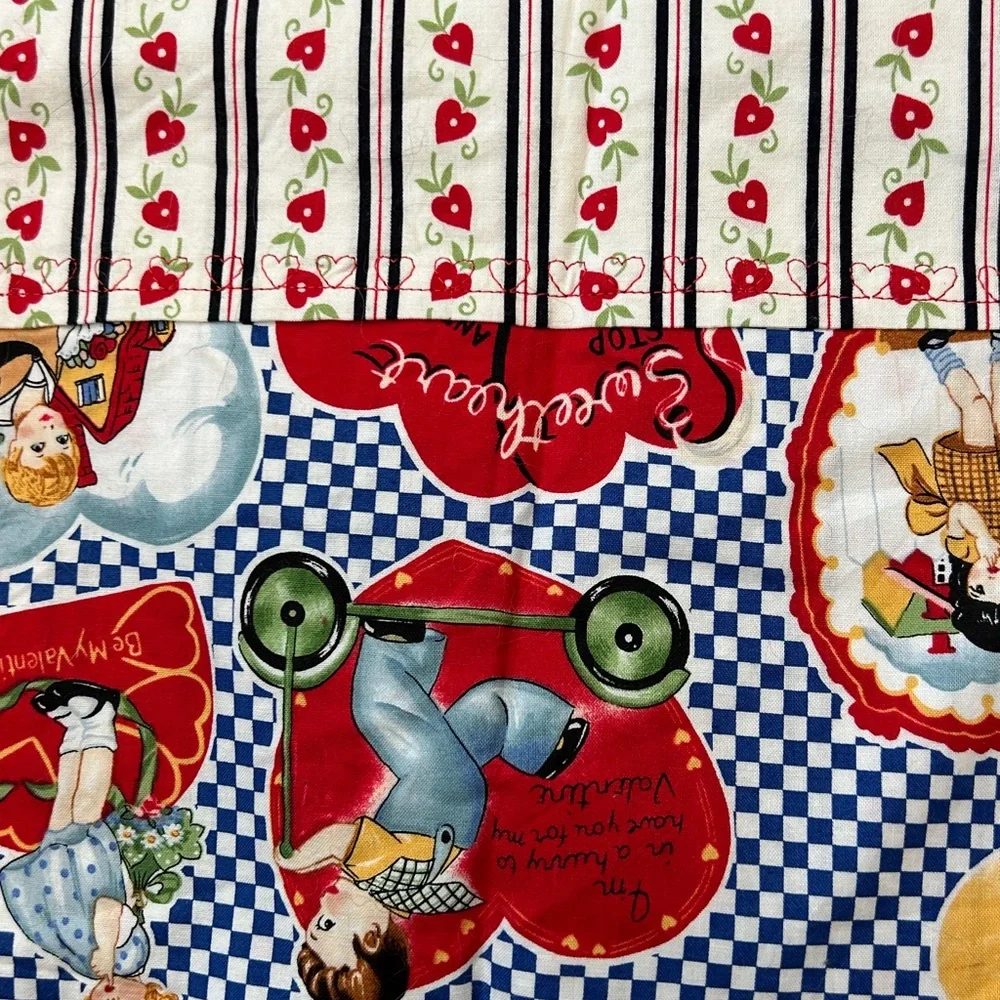 Valentines Day‎ quilted table runner with a vintage-style motif  hearts, gingham